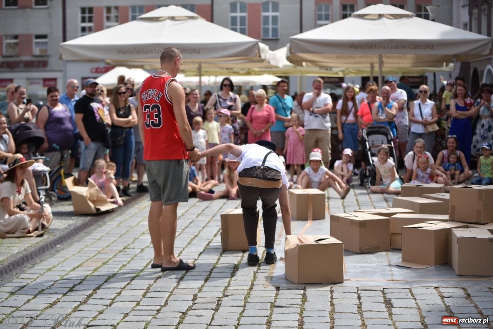 Zdjęcie w galerii na portalu naszraciborz.pl: Co to za cyrki? Spektakl na raciborskim Rynku wiadomości z regionu