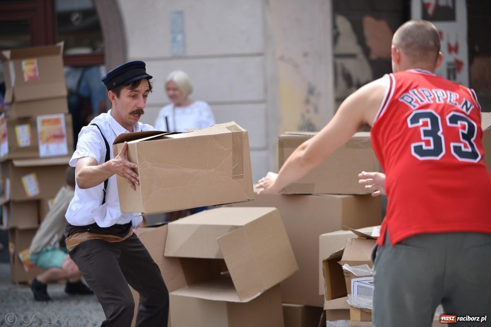Zdjęcie w galerii na portalu naszraciborz.pl: Co to za cyrki? Spektakl na raciborskim Rynku wiadomości z regionu
