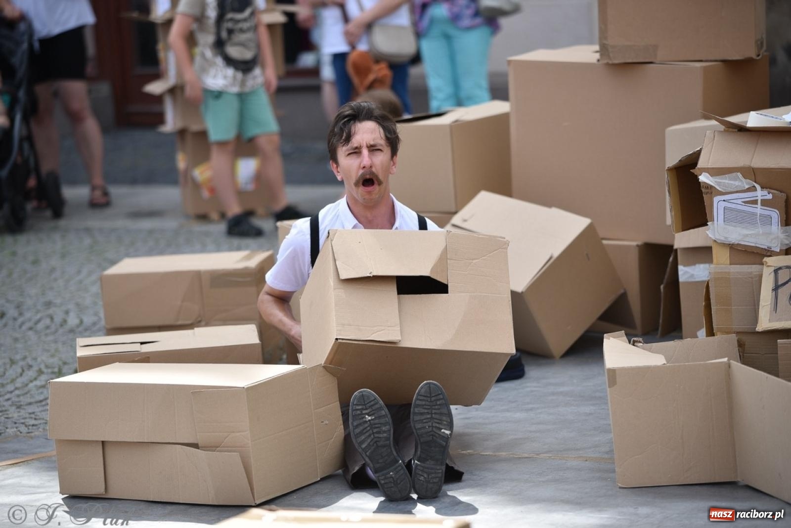 Zdjęcie w galerii na portalu naszraciborz.pl: Co to za cyrki? Spektakl na raciborskim Rynku wiadomości z regionu