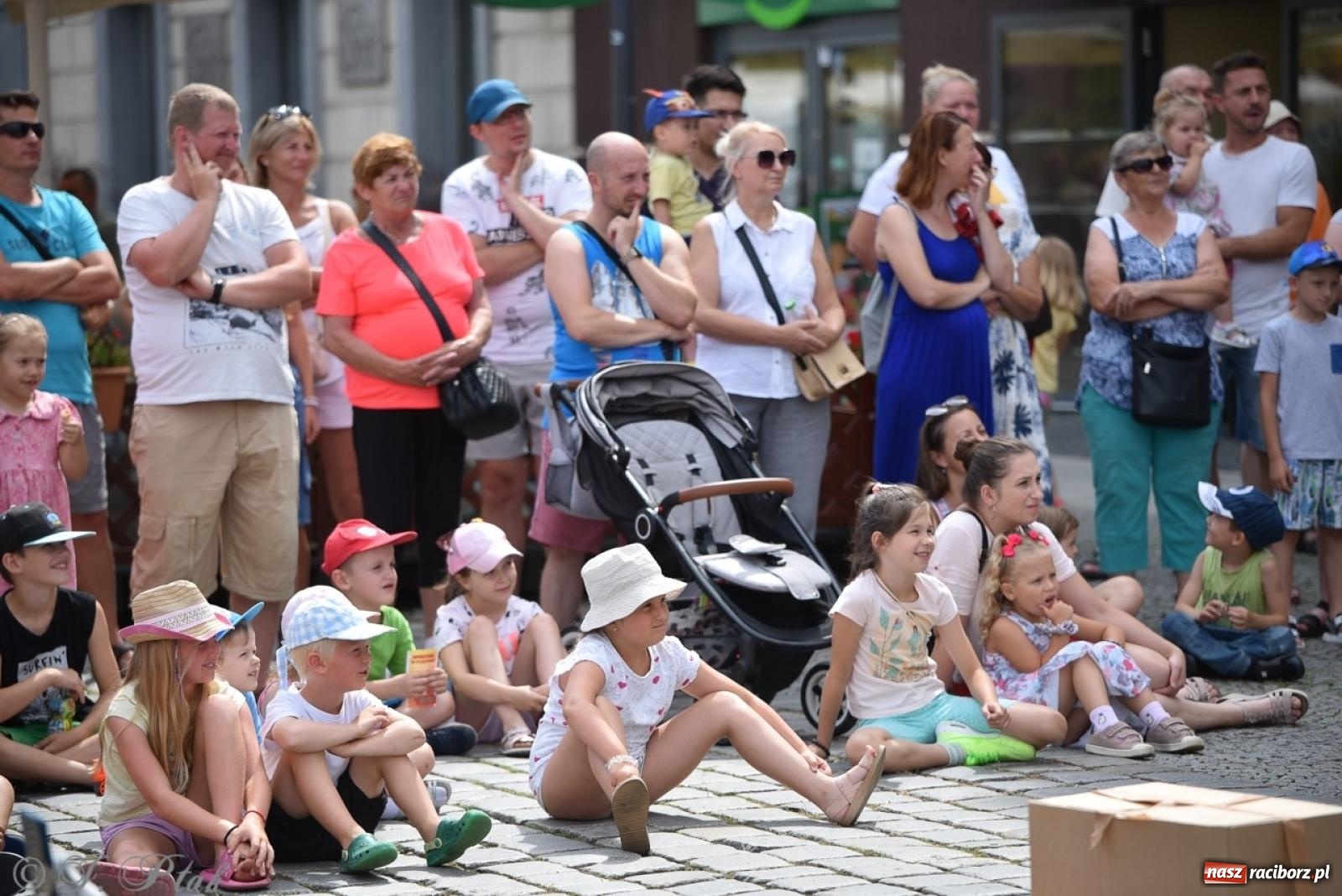Zdjęcie w galerii na portalu naszraciborz.pl: Co to za cyrki? Spektakl na raciborskim Rynku wiadomości z regionu