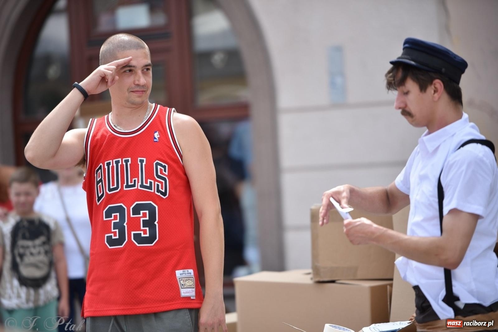 Zdjęcie w galerii na portalu naszraciborz.pl: Co to za cyrki? Spektakl na raciborskim Rynku wiadomości z regionu