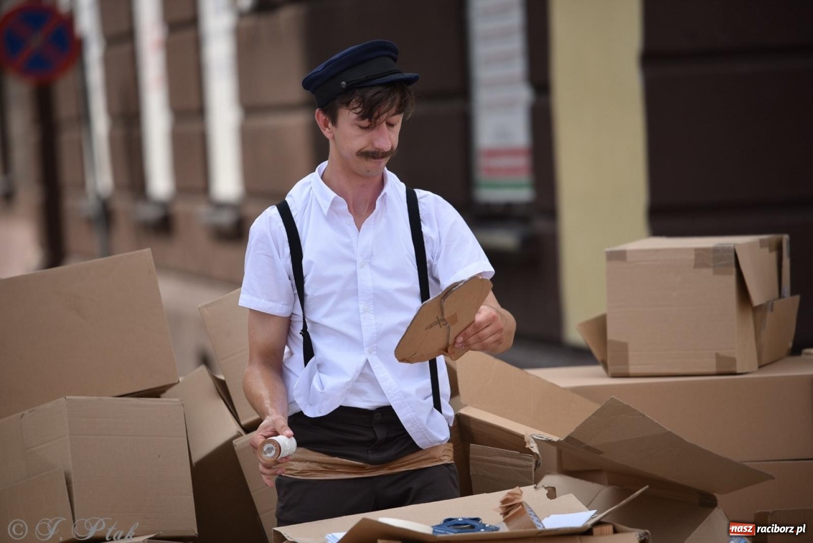 Zdjęcie w galerii na portalu naszraciborz.pl: Co to za cyrki? Spektakl na raciborskim Rynku wiadomości z regionu