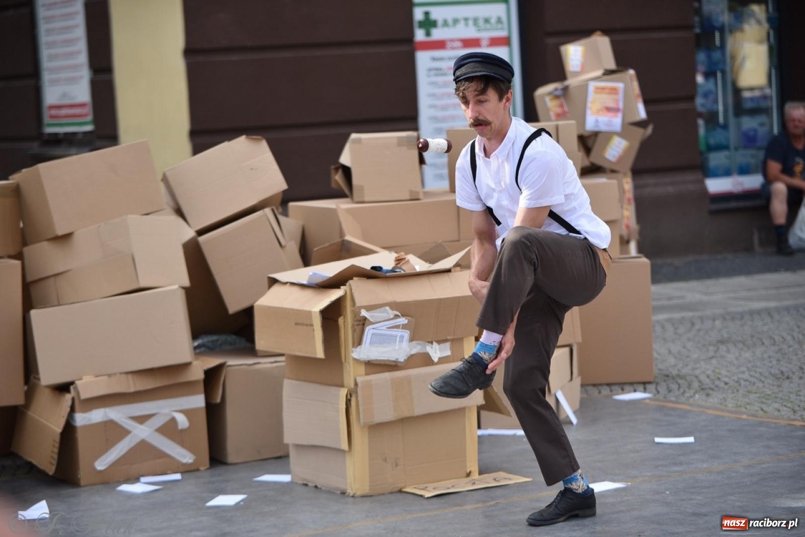 Zdjęcie w galerii na portalu naszraciborz.pl: Co to za cyrki? Spektakl na raciborskim Rynku wiadomości z regionu