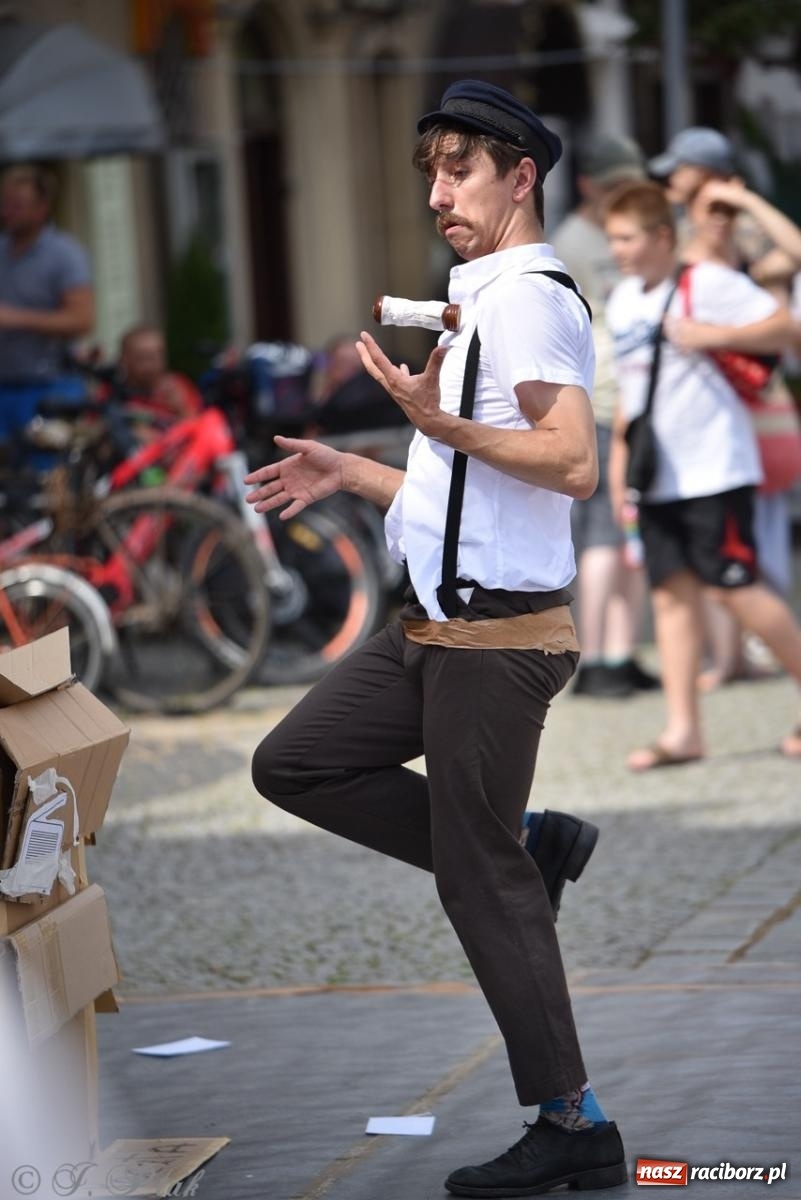 Zdjęcie w galerii na portalu naszraciborz.pl: Co to za cyrki? Spektakl na raciborskim Rynku wiadomości z regionu