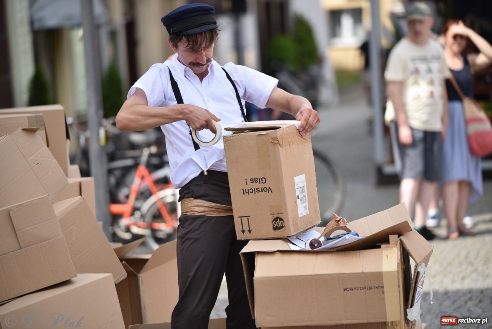Zdjęcie w galerii na portalu naszraciborz.pl: Co to za cyrki? Spektakl na raciborskim Rynku wiadomości z regionu