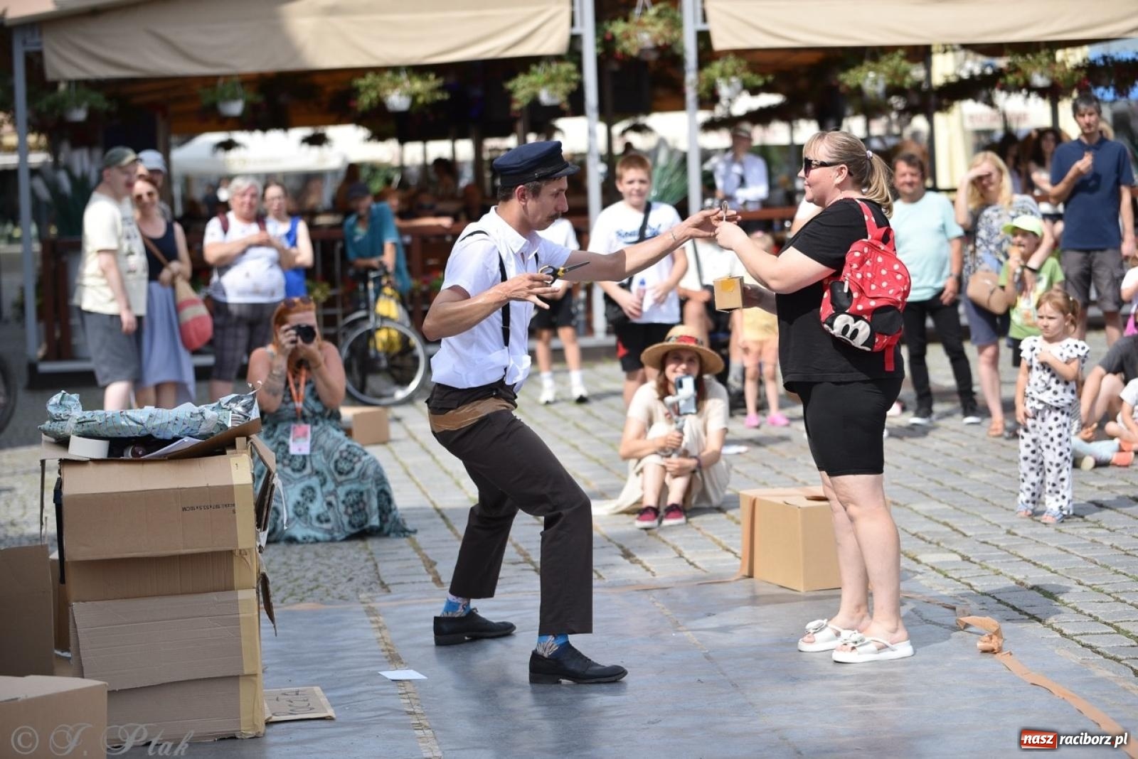 Zdjęcie w galerii na portalu naszraciborz.pl: Co to za cyrki? Spektakl na raciborskim Rynku wiadomości z regionu