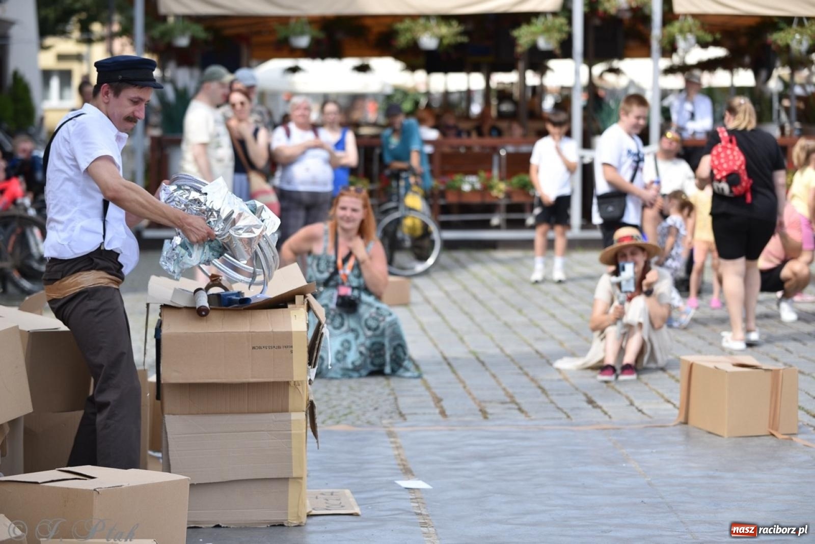 Zdjęcie w galerii na portalu naszraciborz.pl: Co to za cyrki? Spektakl na raciborskim Rynku wiadomości z regionu