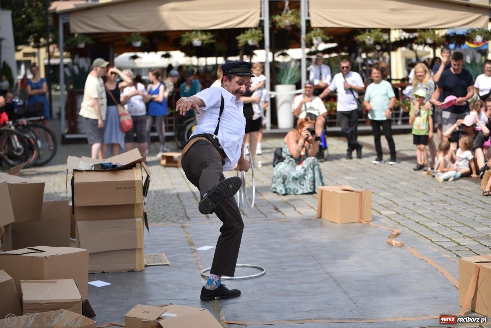 Zdjęcie w galerii na portalu naszraciborz.pl: Co to za cyrki? Spektakl na raciborskim Rynku wiadomości z regionu