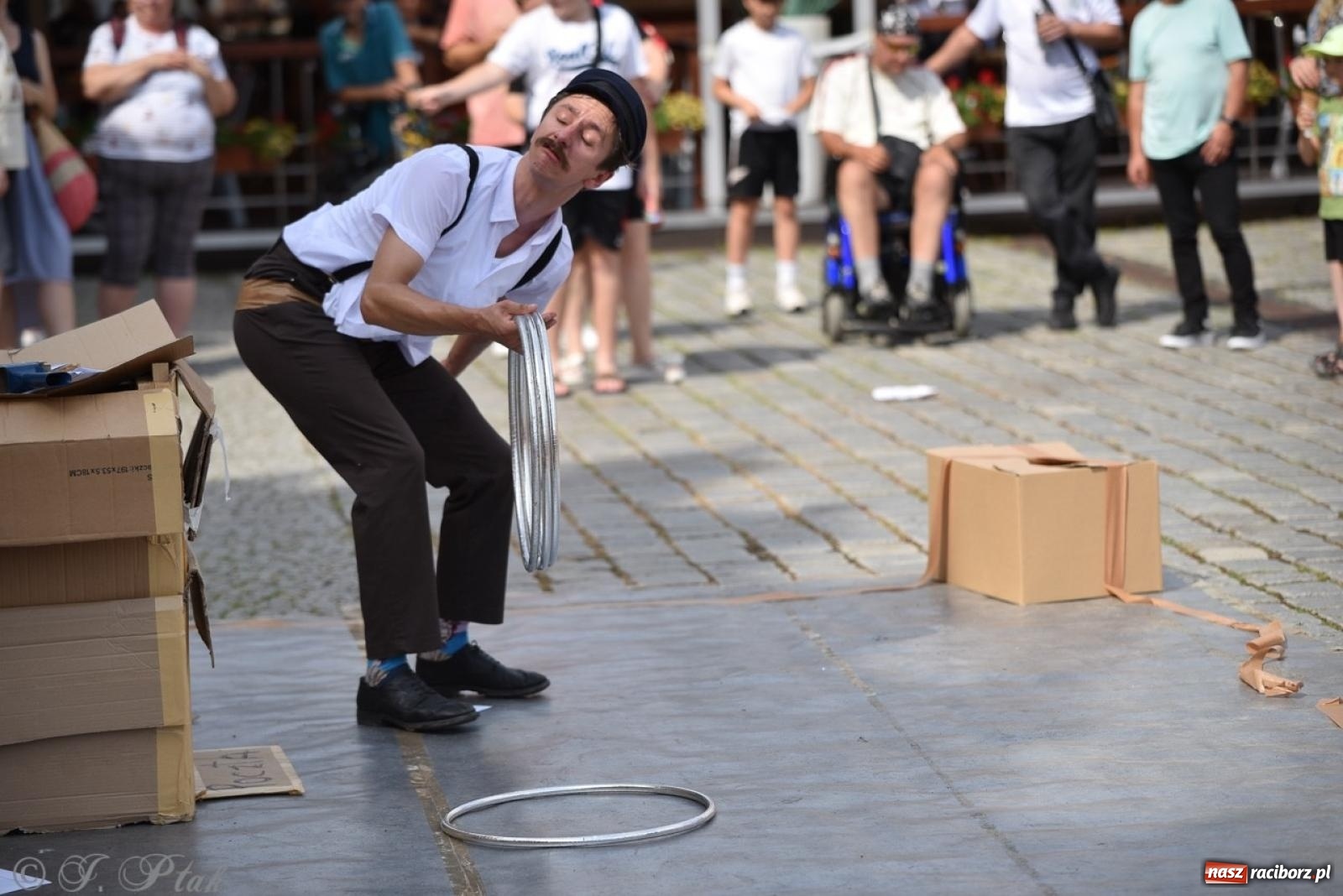 Zdjęcie w galerii na portalu naszraciborz.pl: Co to za cyrki? Spektakl na raciborskim Rynku wiadomości z regionu