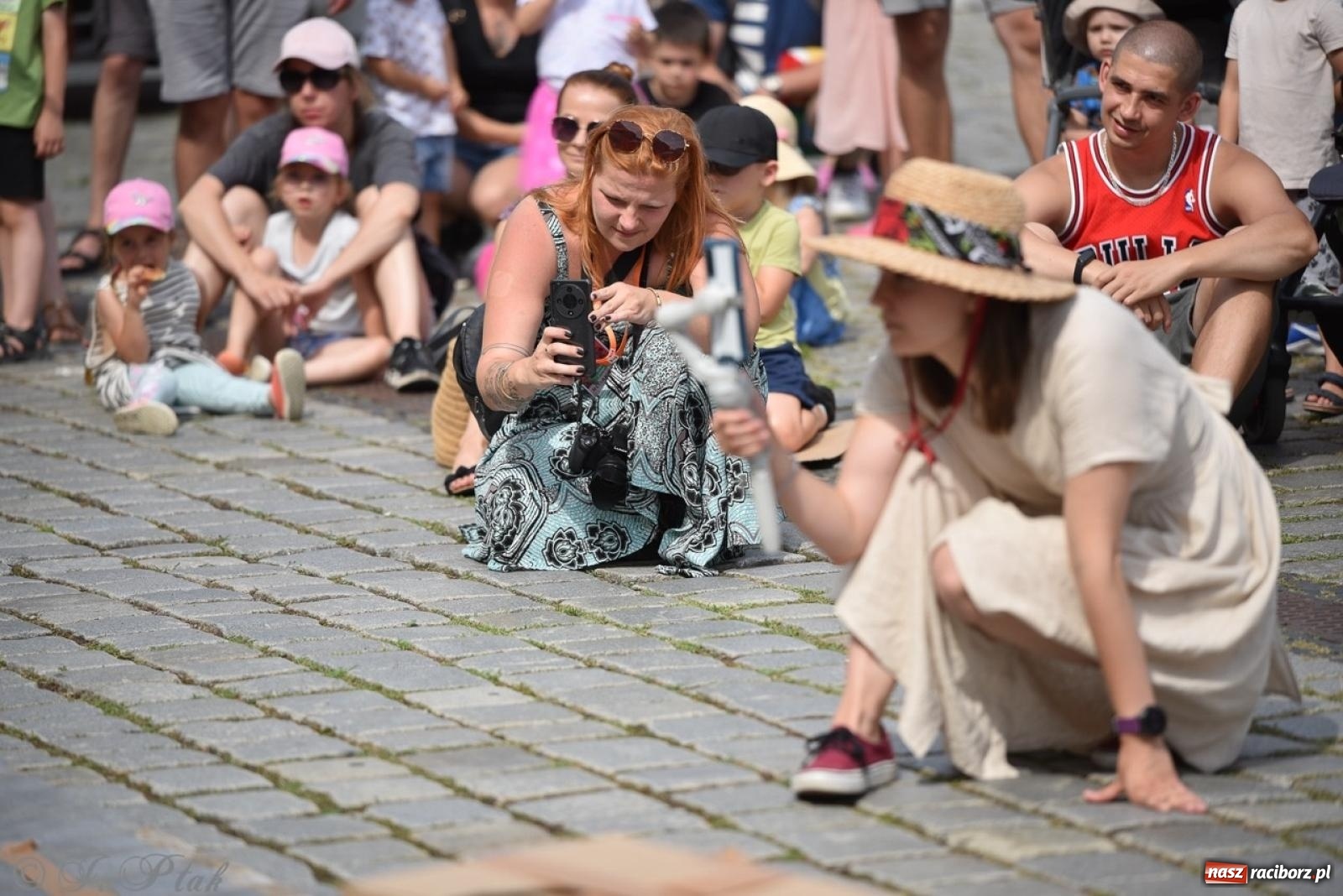 Zdjęcie w galerii na portalu naszraciborz.pl: Co to za cyrki? Spektakl na raciborskim Rynku wiadomości z regionu