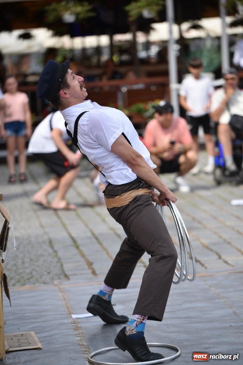 Zdjęcie w galerii na portalu naszraciborz.pl: Co to za cyrki? Spektakl na raciborskim Rynku wiadomości z regionu