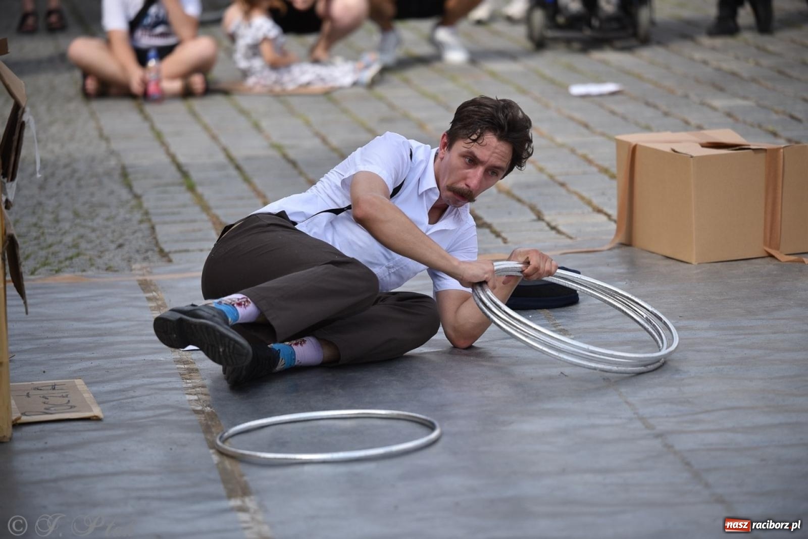 Zdjęcie w galerii na portalu naszraciborz.pl: Co to za cyrki? Spektakl na raciborskim Rynku wiadomości z regionu
