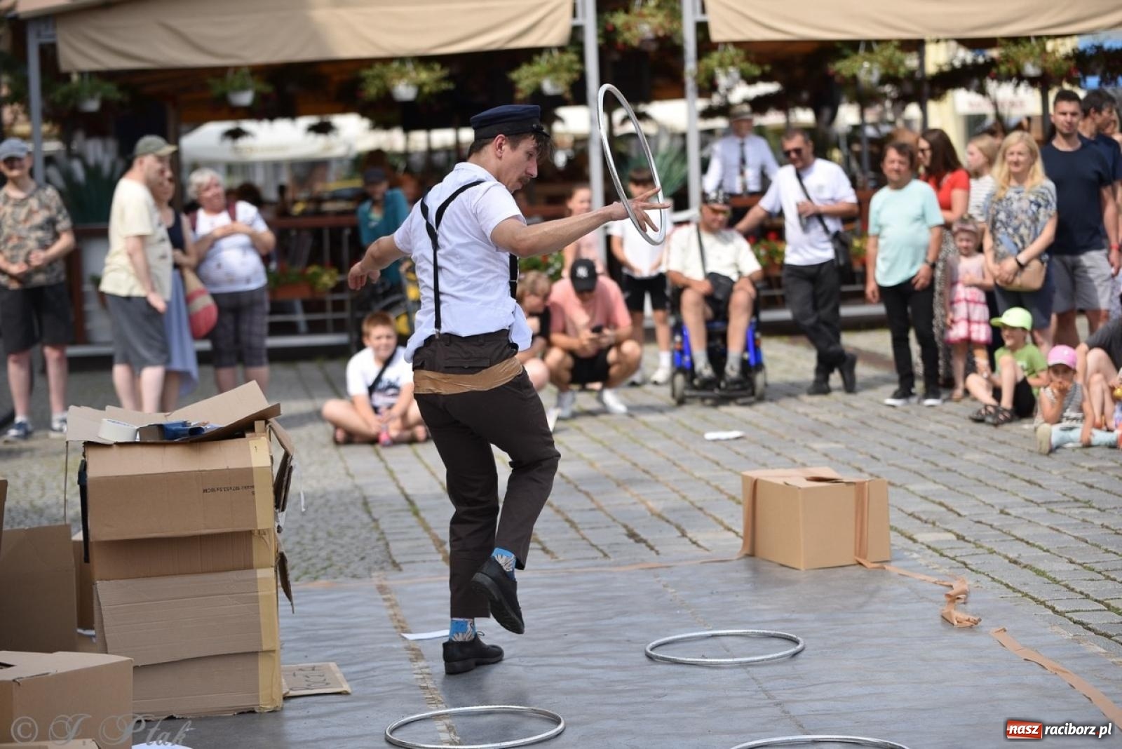 Zdjęcie w galerii na portalu naszraciborz.pl: Co to za cyrki? Spektakl na raciborskim Rynku wiadomości z regionu