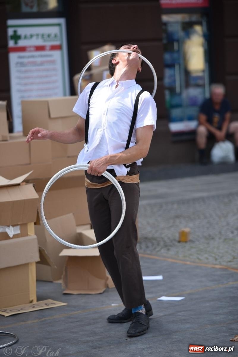 Zdjęcie w galerii na portalu naszraciborz.pl: Co to za cyrki? Spektakl na raciborskim Rynku wiadomości z regionu