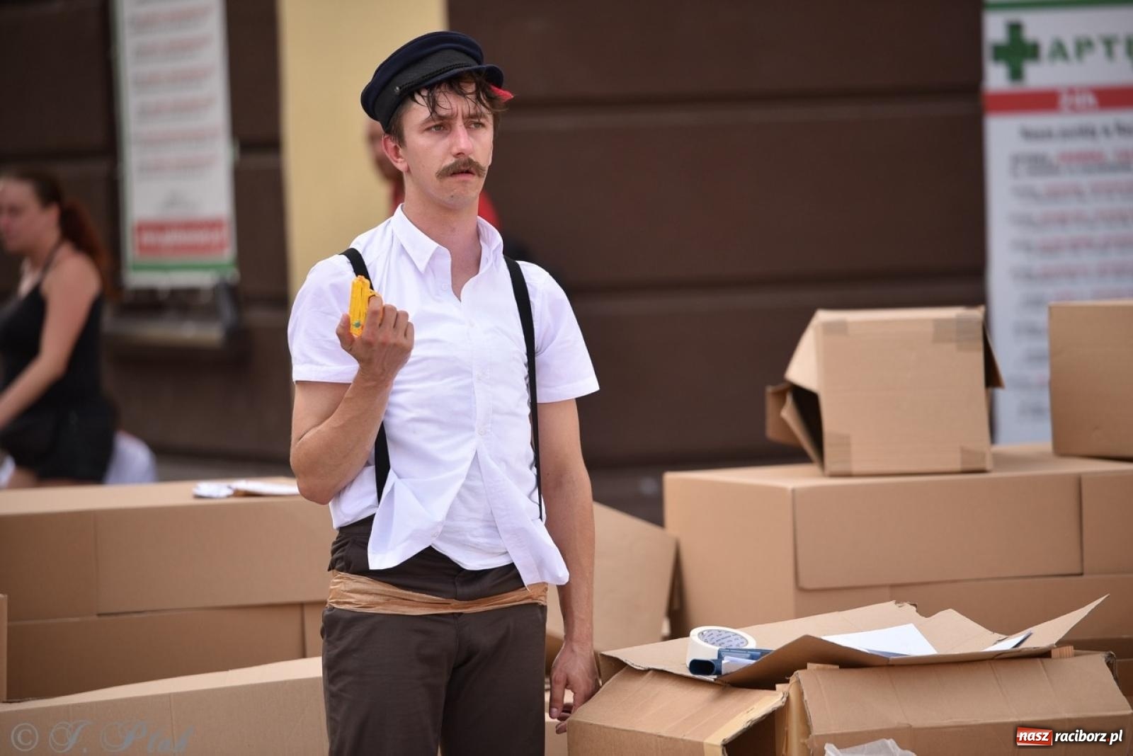 Zdjęcie w galerii na portalu naszraciborz.pl: Co to za cyrki? Spektakl na raciborskim Rynku wiadomości z regionu