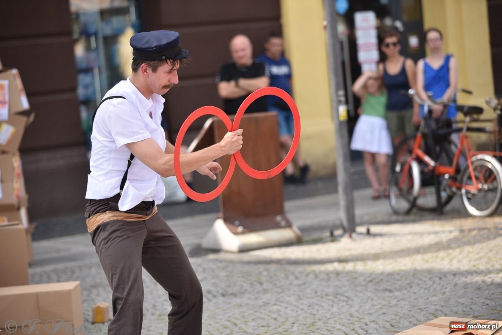 Zdjęcie w galerii na portalu naszraciborz.pl: Co to za cyrki? Spektakl na raciborskim Rynku wiadomości z regionu