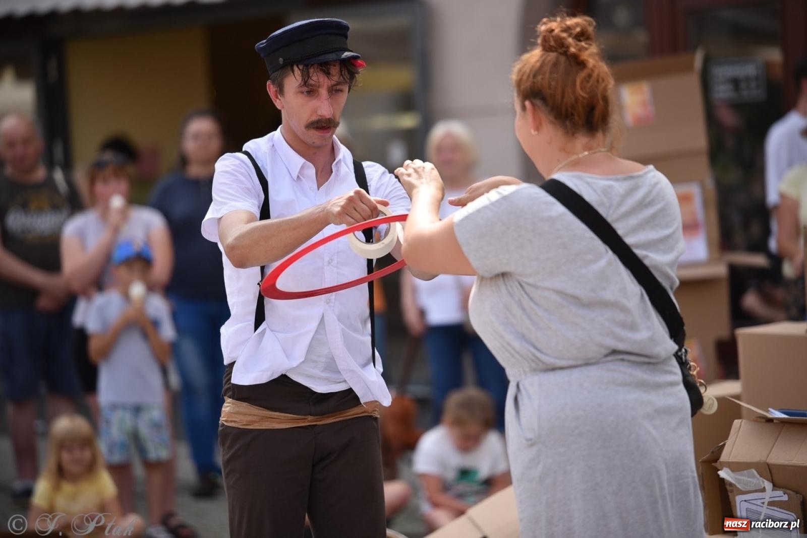 Zdjęcie w galerii na portalu naszraciborz.pl: Co to za cyrki? Spektakl na raciborskim Rynku wiadomości z regionu