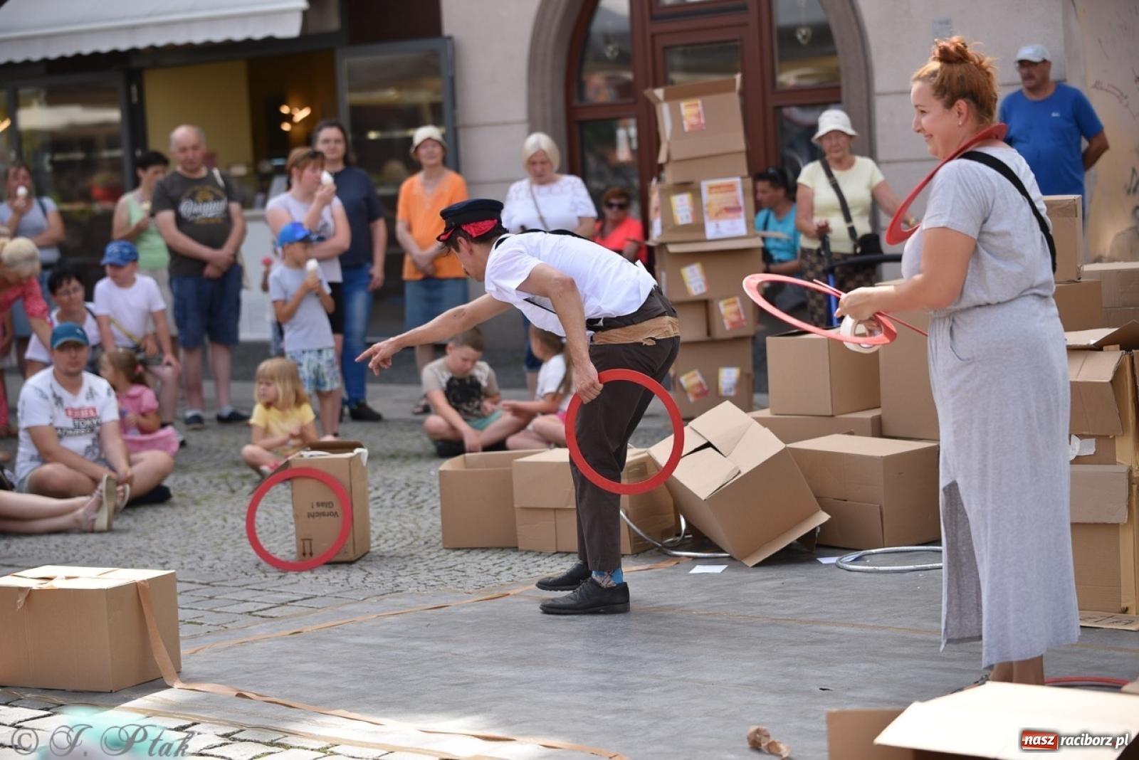 Zdjęcie w galerii na portalu naszraciborz.pl: Co to za cyrki? Spektakl na raciborskim Rynku wiadomości z regionu
