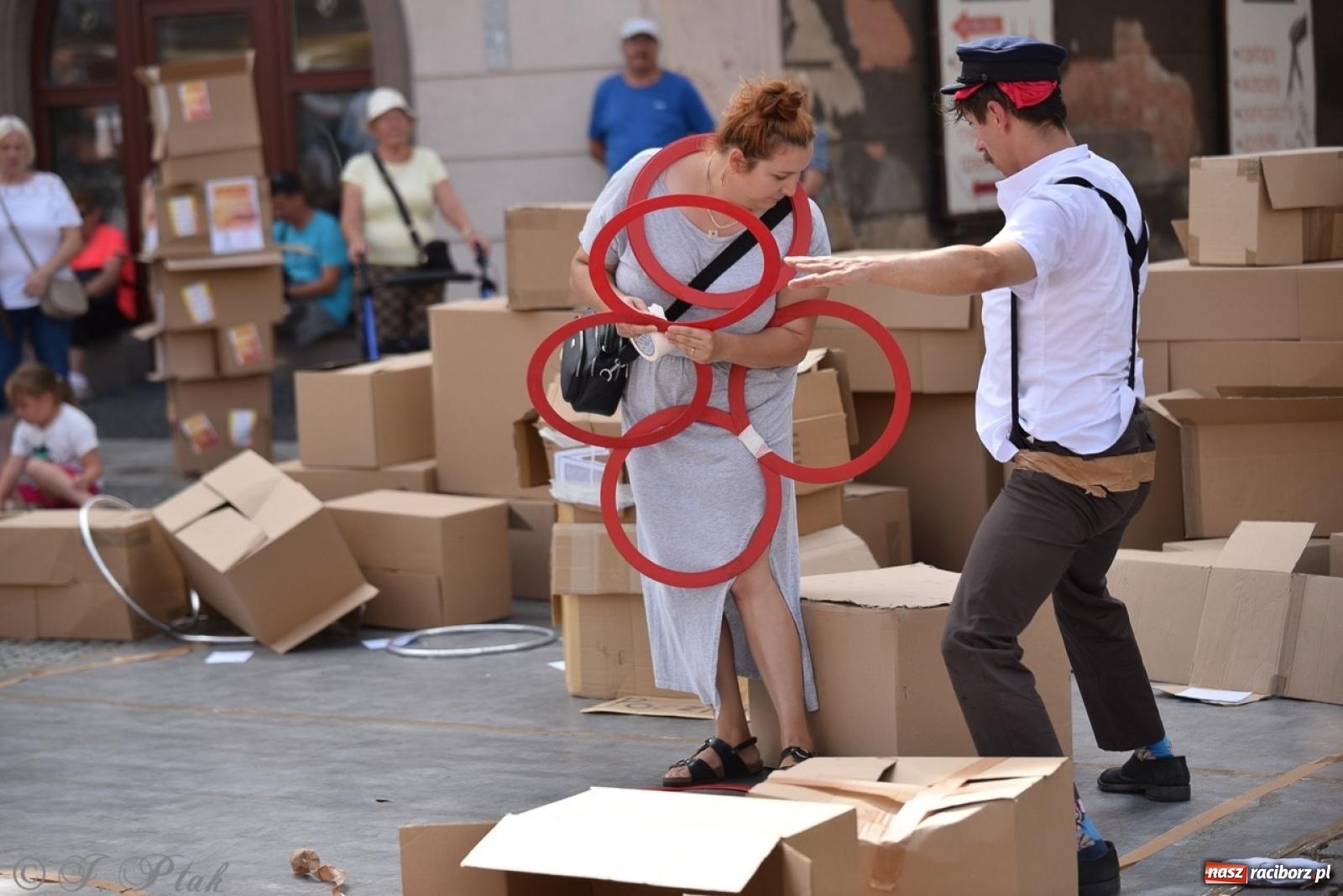 Zdjęcie w galerii na portalu naszraciborz.pl: Co to za cyrki? Spektakl na raciborskim Rynku wiadomości z regionu