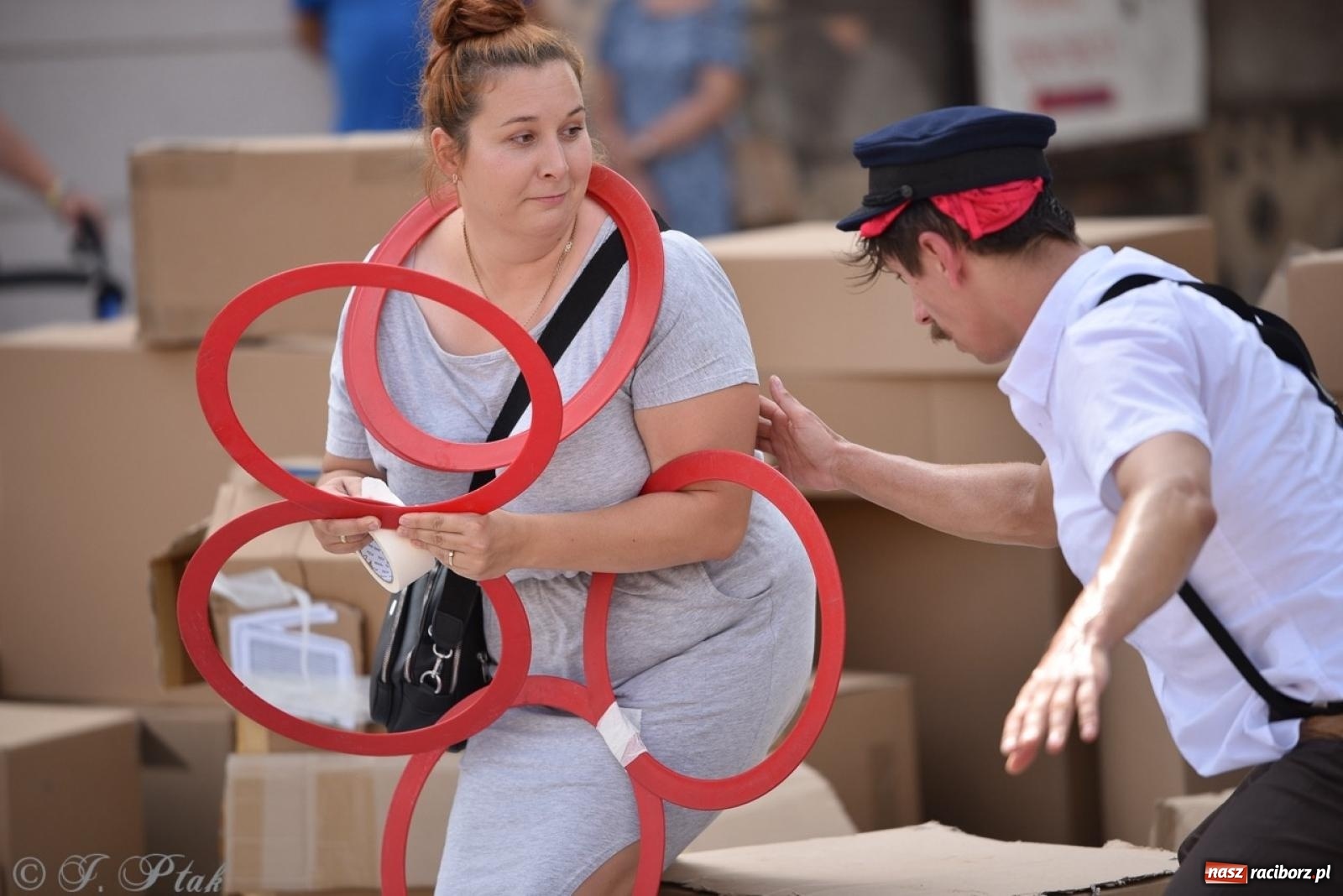 Zdjęcie w galerii na portalu naszraciborz.pl: Co to za cyrki? Spektakl na raciborskim Rynku wiadomości z regionu