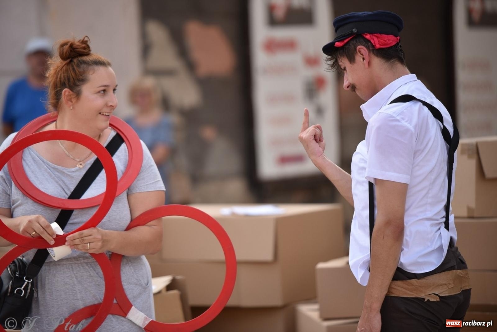 Zdjęcie w galerii na portalu naszraciborz.pl: Co to za cyrki? Spektakl na raciborskim Rynku wiadomości z regionu