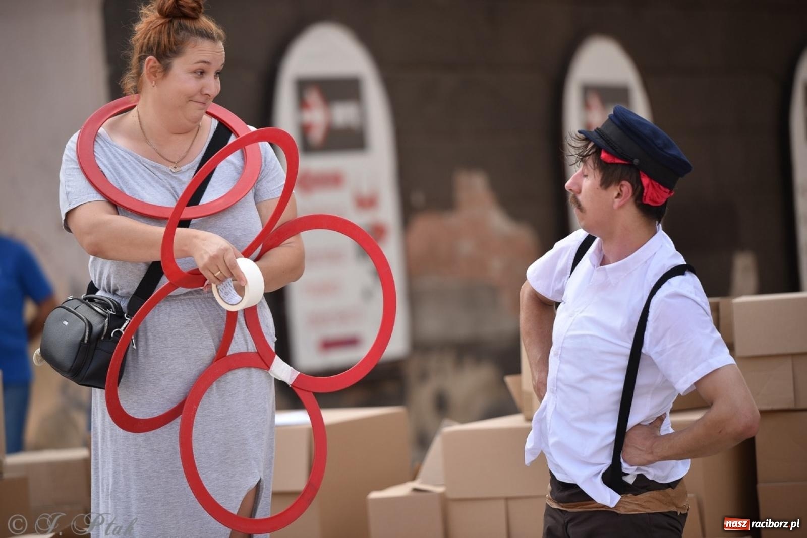 Zdjęcie w galerii na portalu naszraciborz.pl: Co to za cyrki? Spektakl na raciborskim Rynku wiadomości z regionu