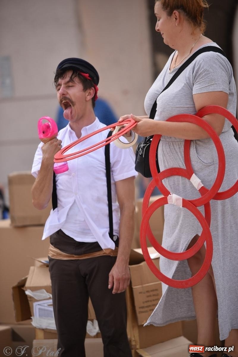 Zdjęcie w galerii na portalu naszraciborz.pl: Co to za cyrki? Spektakl na raciborskim Rynku wiadomości z regionu