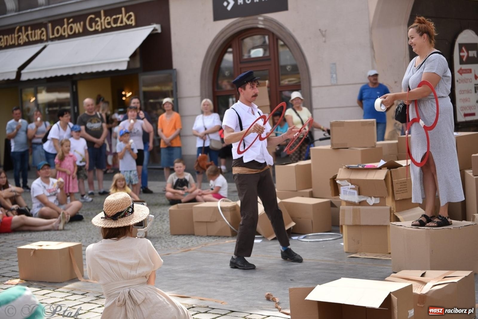 Zdjęcie w galerii na portalu naszraciborz.pl: Co to za cyrki? Spektakl na raciborskim Rynku wiadomości z regionu