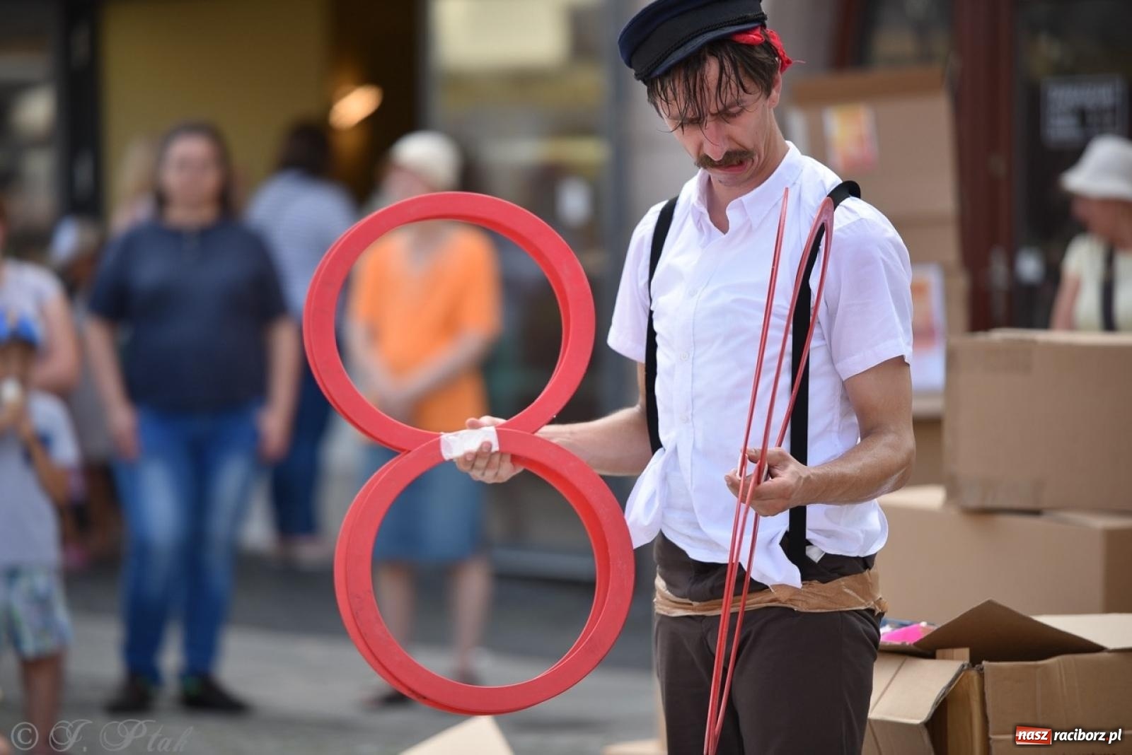 Zdjęcie w galerii na portalu naszraciborz.pl: Co to za cyrki? Spektakl na raciborskim Rynku wiadomości z regionu