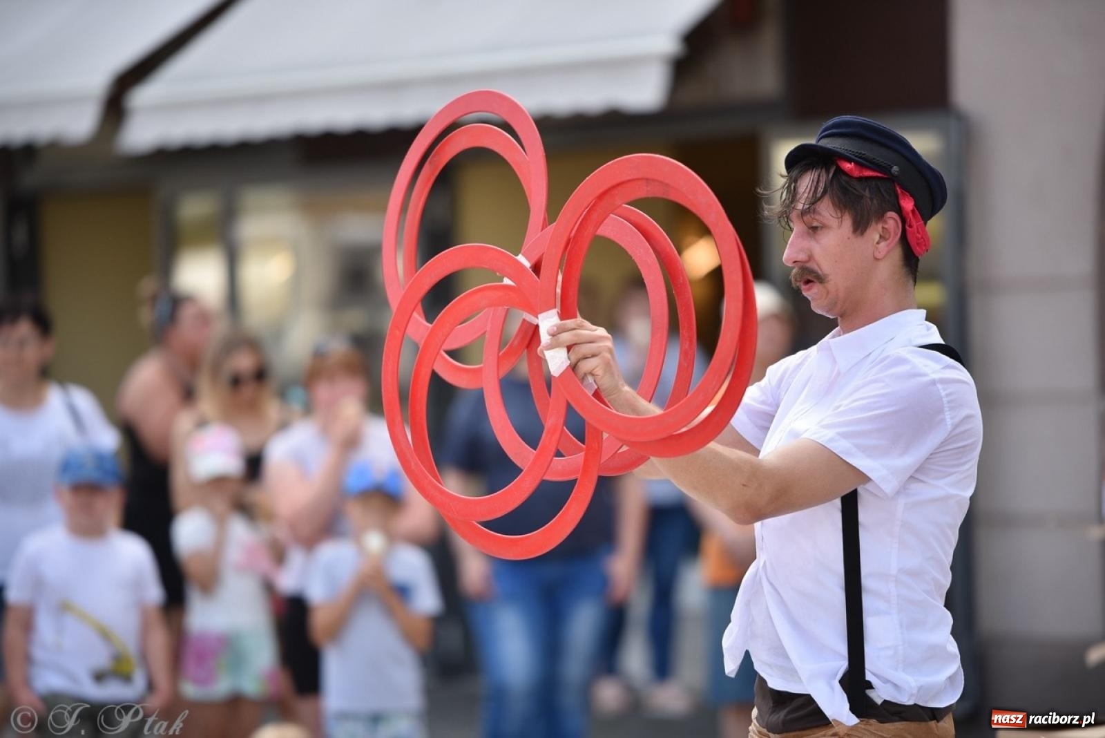 Zdjęcie w galerii na portalu naszraciborz.pl: Co to za cyrki? Spektakl na raciborskim Rynku wiadomości z regionu