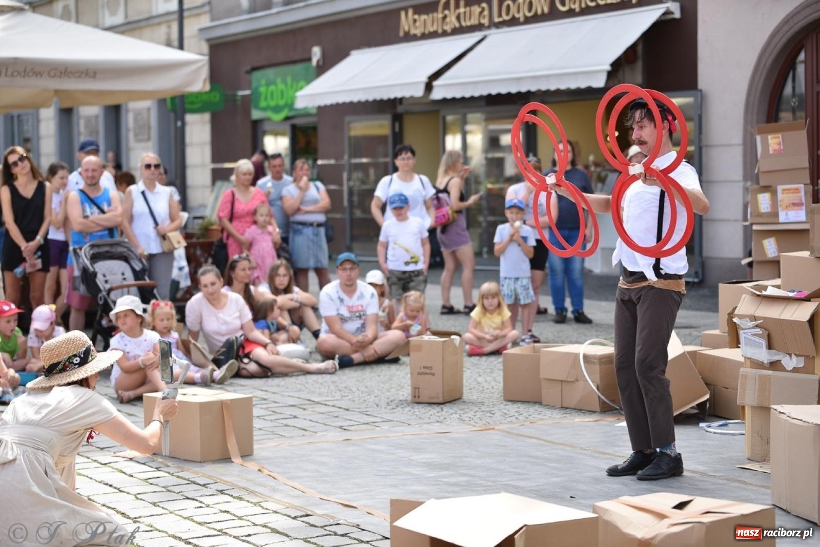Zdjęcie w galerii na portalu naszraciborz.pl: Co to za cyrki? Spektakl na raciborskim Rynku wiadomości z regionu