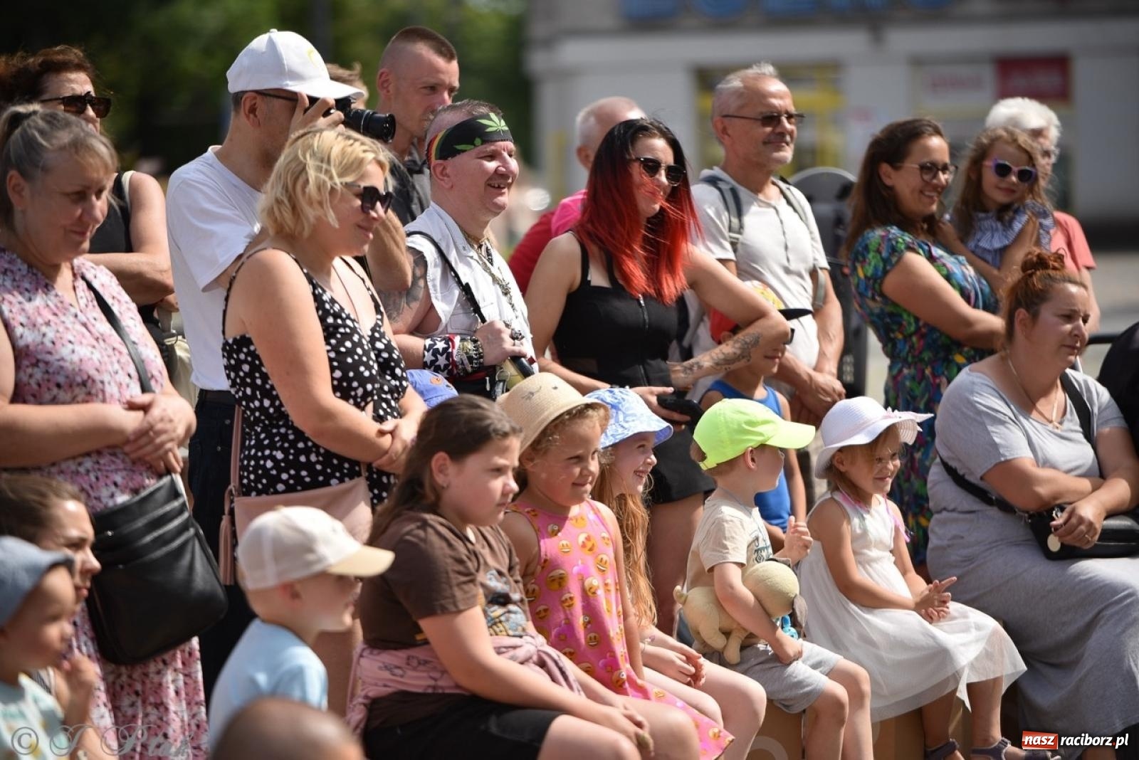 Zdjęcie w galerii na portalu naszraciborz.pl: Co to za cyrki? Spektakl na raciborskim Rynku wiadomości z regionu