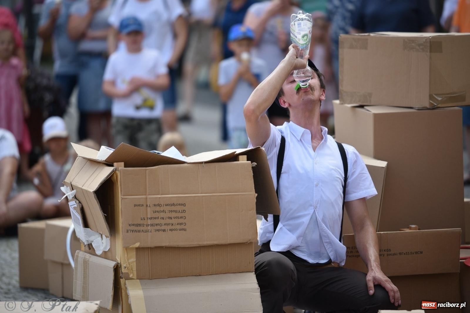Zdjęcie w galerii na portalu naszraciborz.pl: Co to za cyrki? Spektakl na raciborskim Rynku wiadomości z regionu