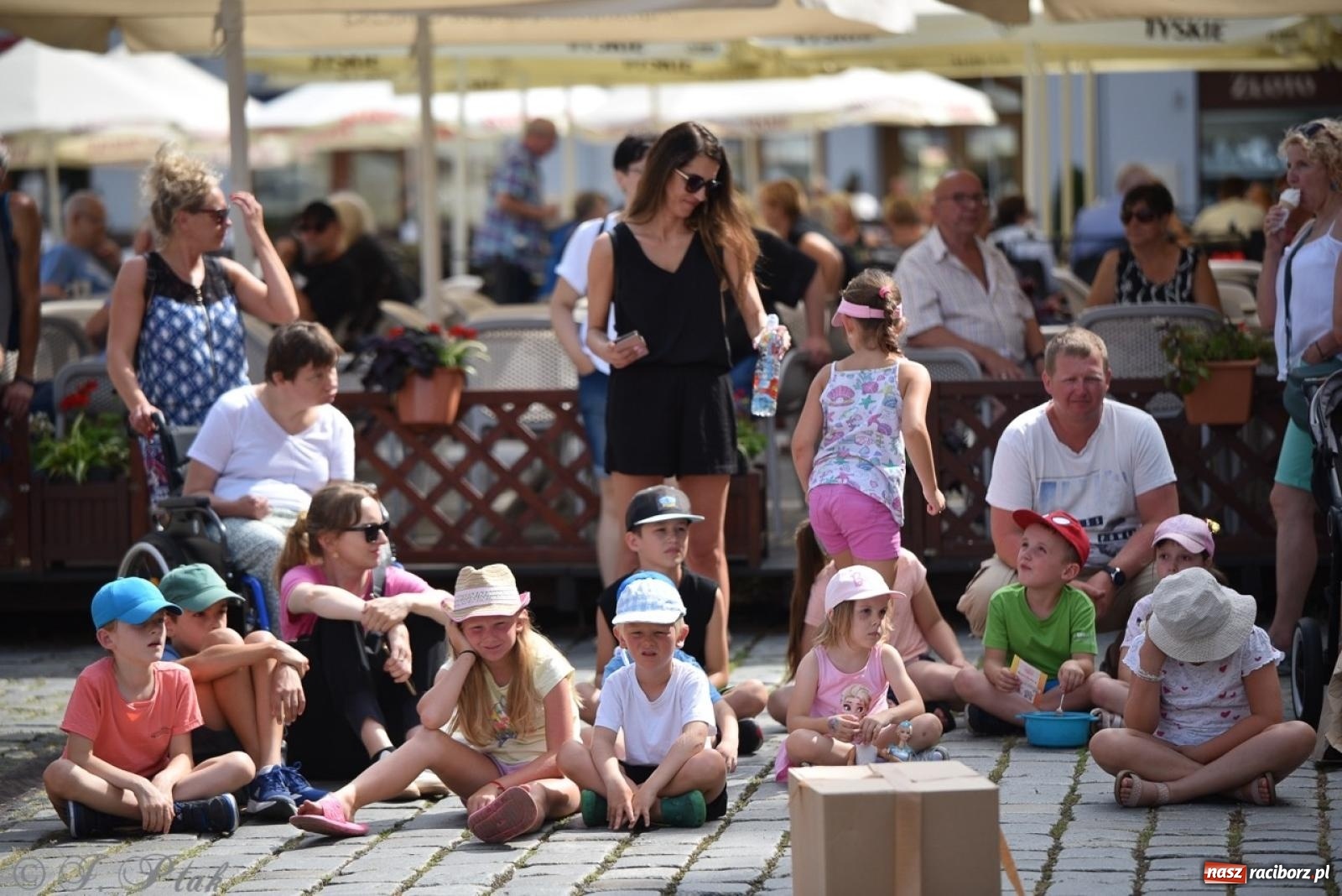 Zdjęcie w galerii na portalu naszraciborz.pl: Co to za cyrki? Spektakl na raciborskim Rynku wiadomości z regionu