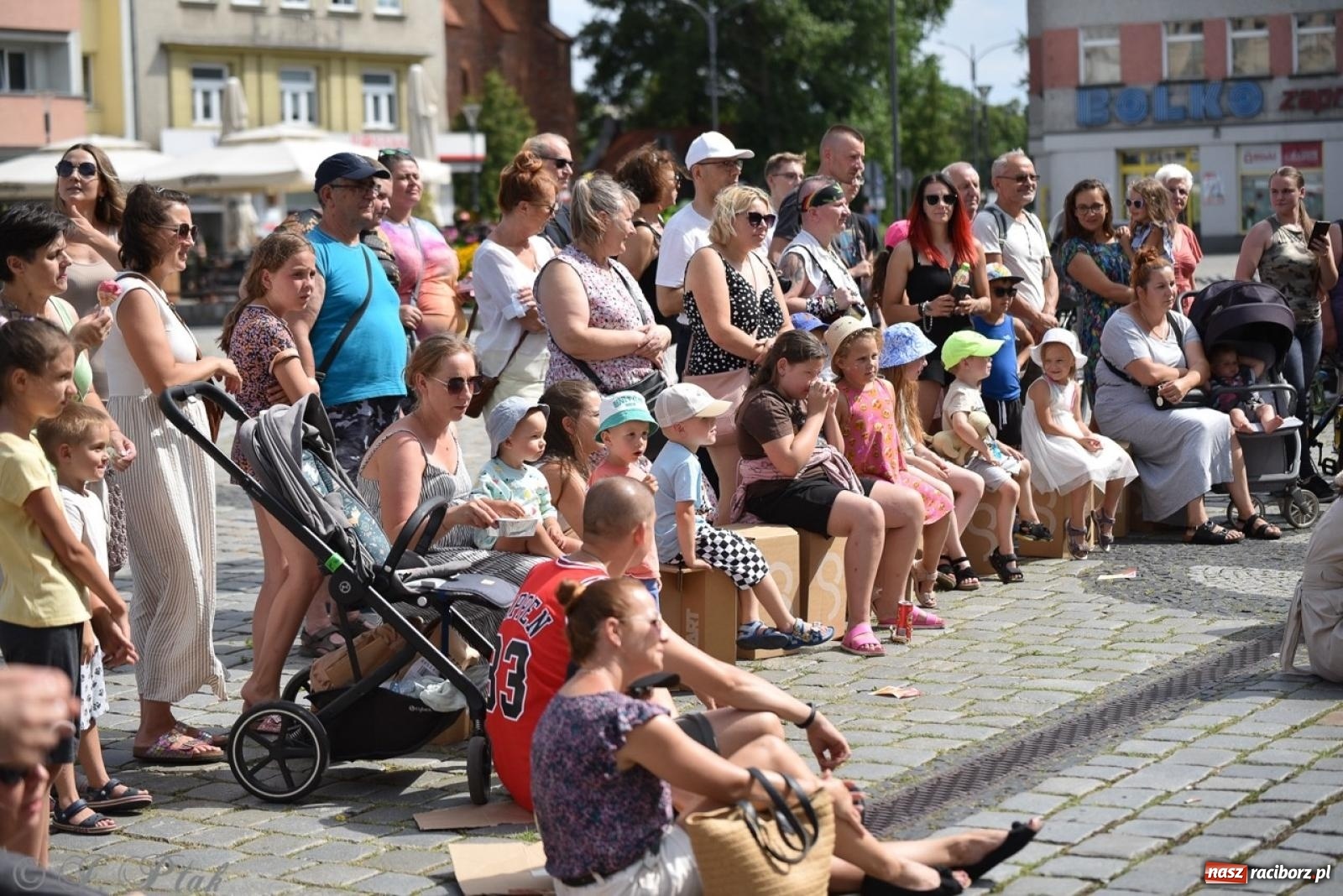Zdjęcie w galerii na portalu naszraciborz.pl: Co to za cyrki? Spektakl na raciborskim Rynku wiadomości z regionu