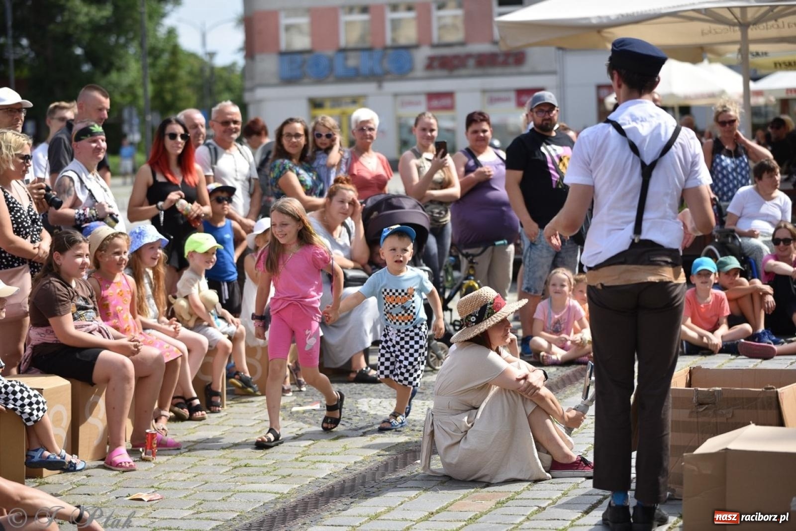 Zdjęcie w galerii na portalu naszraciborz.pl: Co to za cyrki? Spektakl na raciborskim Rynku wiadomości z regionu
