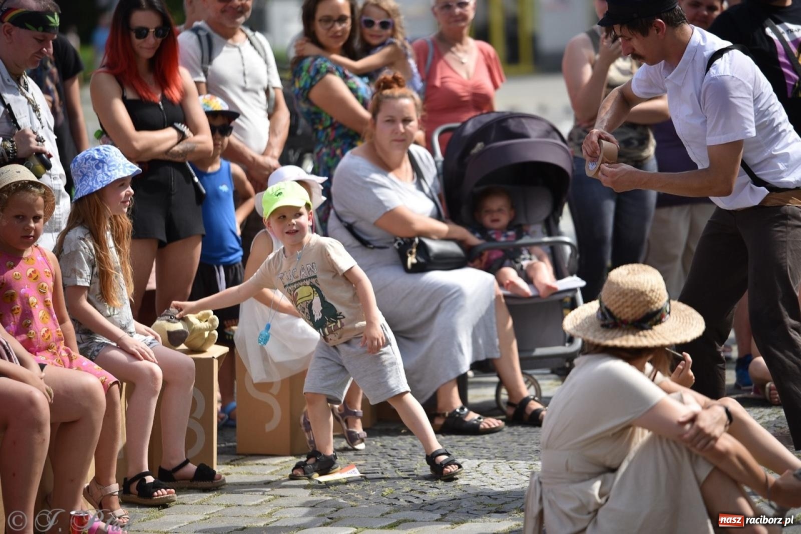 Zdjęcie w galerii na portalu naszraciborz.pl: Co to za cyrki? Spektakl na raciborskim Rynku wiadomości z regionu