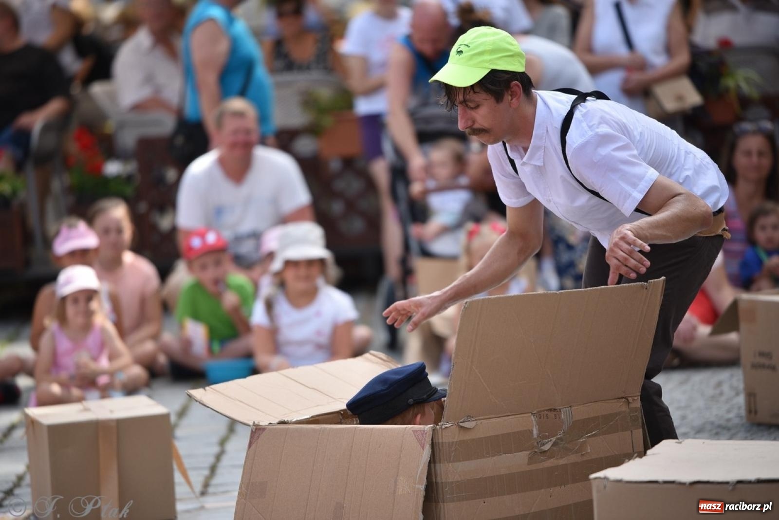 Zdjęcie w galerii na portalu naszraciborz.pl: Co to za cyrki? Spektakl na raciborskim Rynku wiadomości z regionu