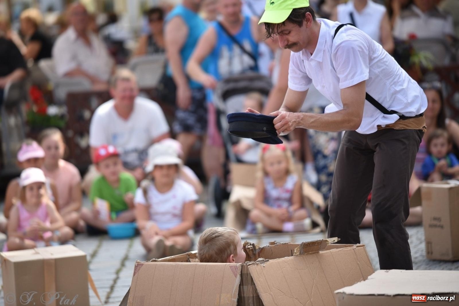 Zdjęcie w galerii na portalu naszraciborz.pl: Co to za cyrki? Spektakl na raciborskim Rynku wiadomości z regionu