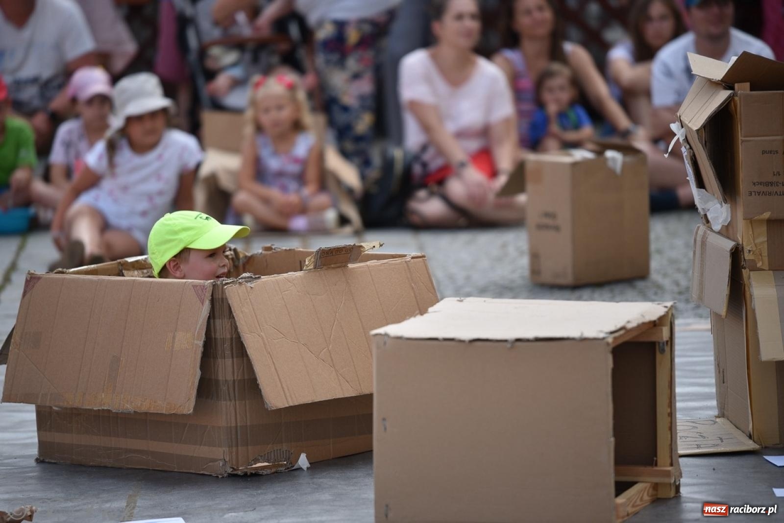 Zdjęcie w galerii na portalu naszraciborz.pl: Co to za cyrki? Spektakl na raciborskim Rynku wiadomości z regionu