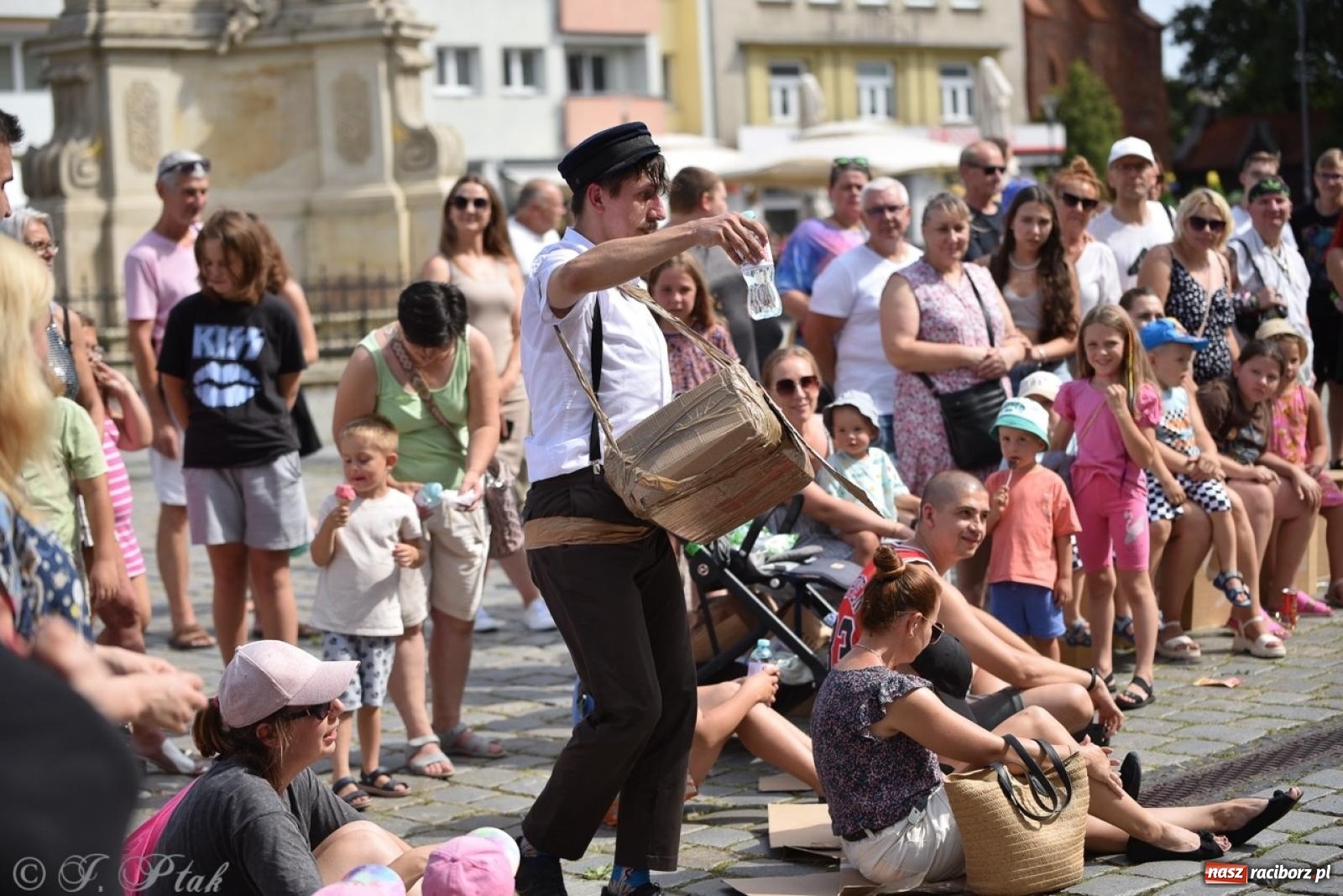 Zdjęcie w galerii na portalu naszraciborz.pl: Co to za cyrki? Spektakl na raciborskim Rynku wiadomości z regionu