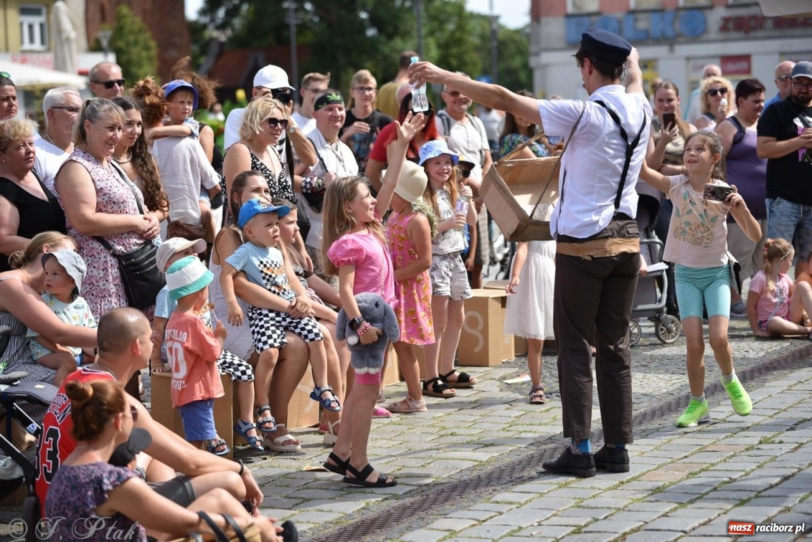 Zdjęcie w galerii na portalu naszraciborz.pl: Co to za cyrki? Spektakl na raciborskim Rynku wiadomości z regionu