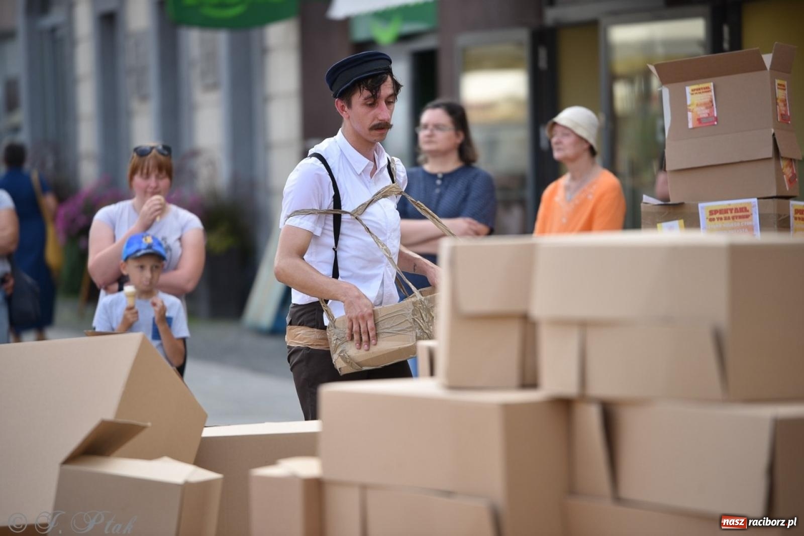 Zdjęcie w galerii na portalu naszraciborz.pl: Co to za cyrki? Spektakl na raciborskim Rynku wiadomości z regionu
