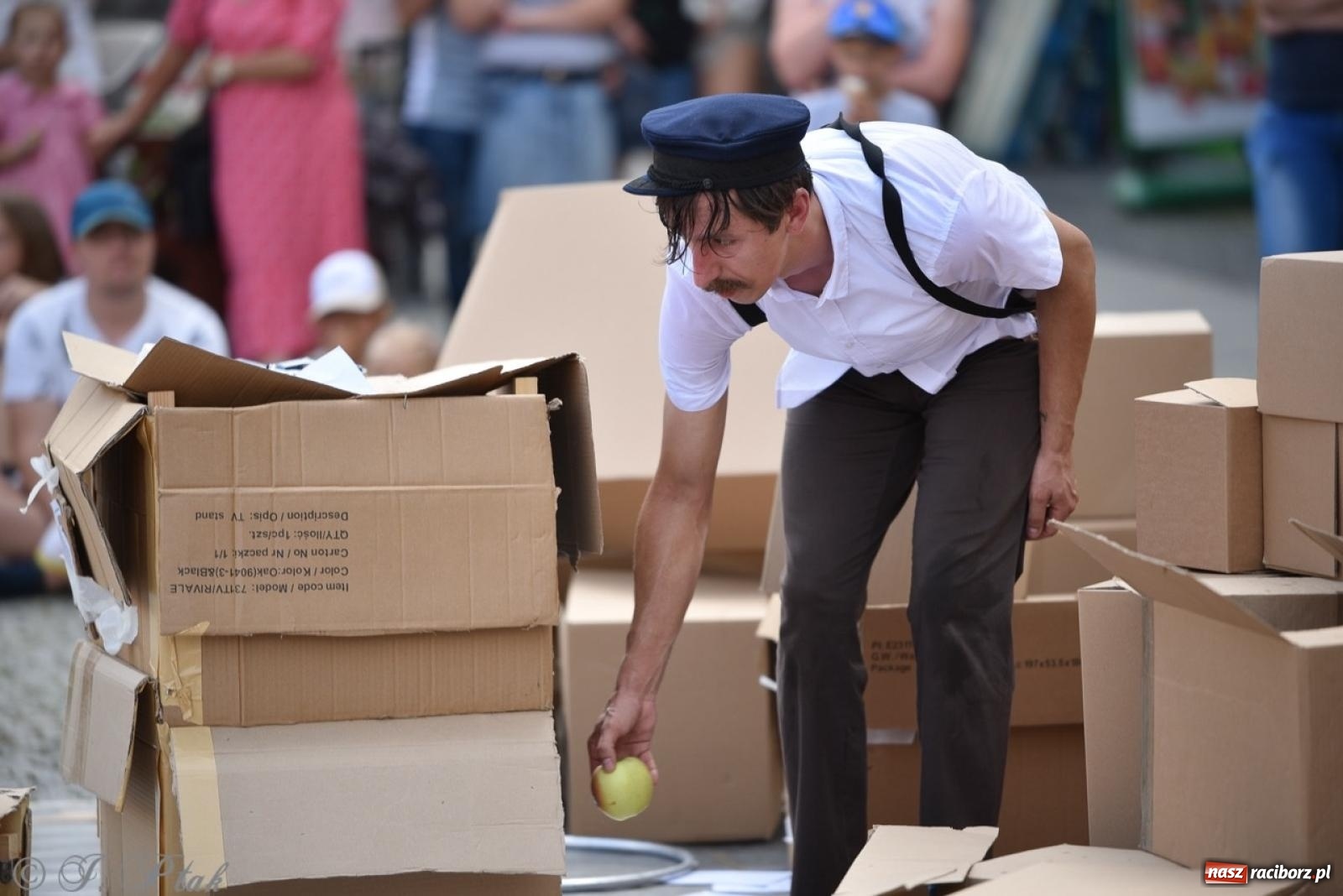 Zdjęcie w galerii na portalu naszraciborz.pl: Co to za cyrki? Spektakl na raciborskim Rynku wiadomości z regionu
