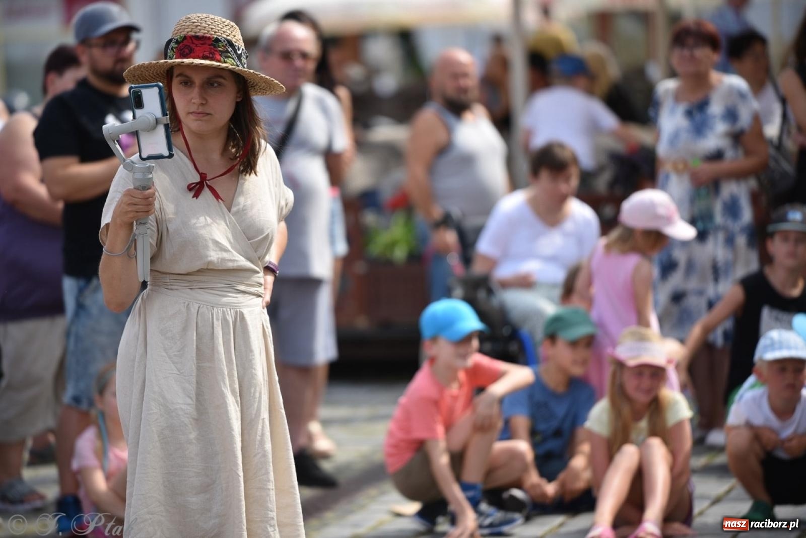 Zdjęcie w galerii na portalu naszraciborz.pl: Co to za cyrki? Spektakl na raciborskim Rynku wiadomości z regionu