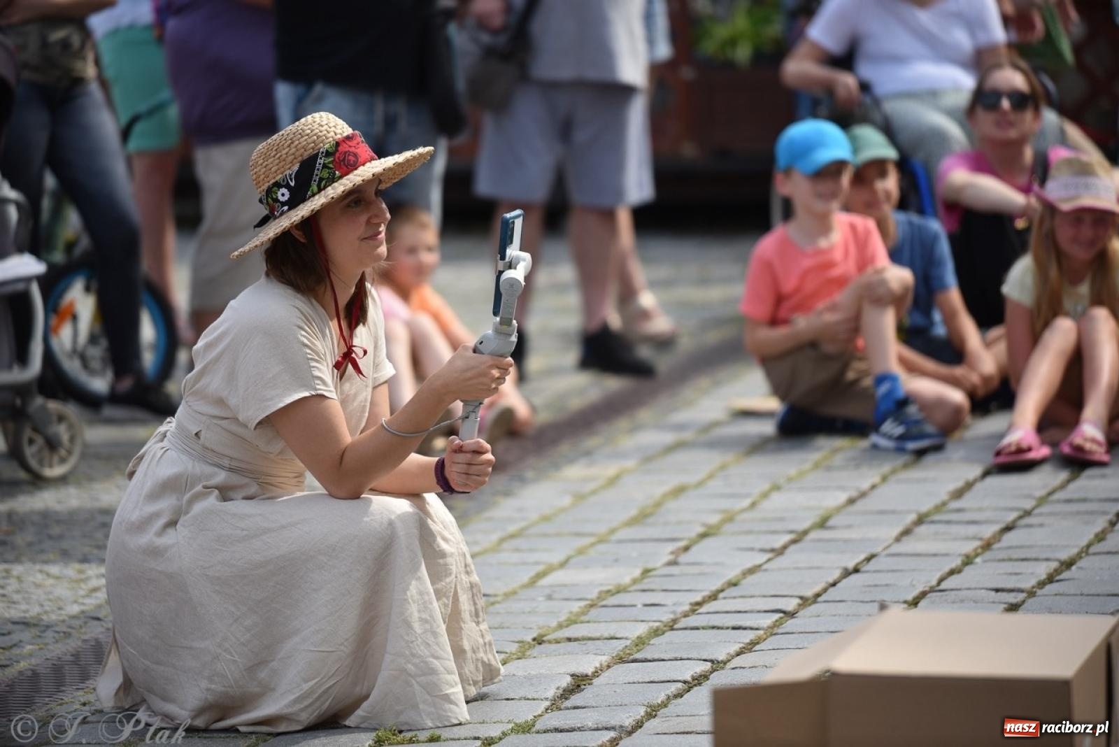 Zdjęcie w galerii na portalu naszraciborz.pl: Co to za cyrki? Spektakl na raciborskim Rynku wiadomości z regionu