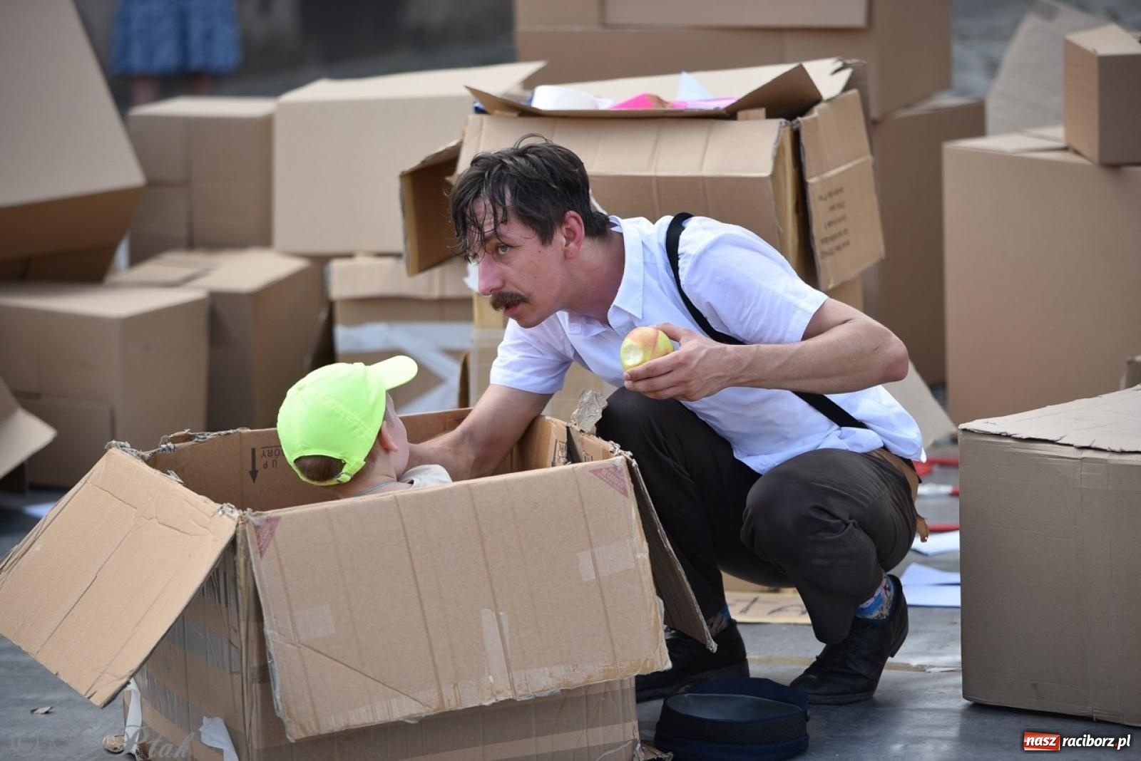 Zdjęcie w galerii na portalu naszraciborz.pl: Co to za cyrki? Spektakl na raciborskim Rynku wiadomości z regionu