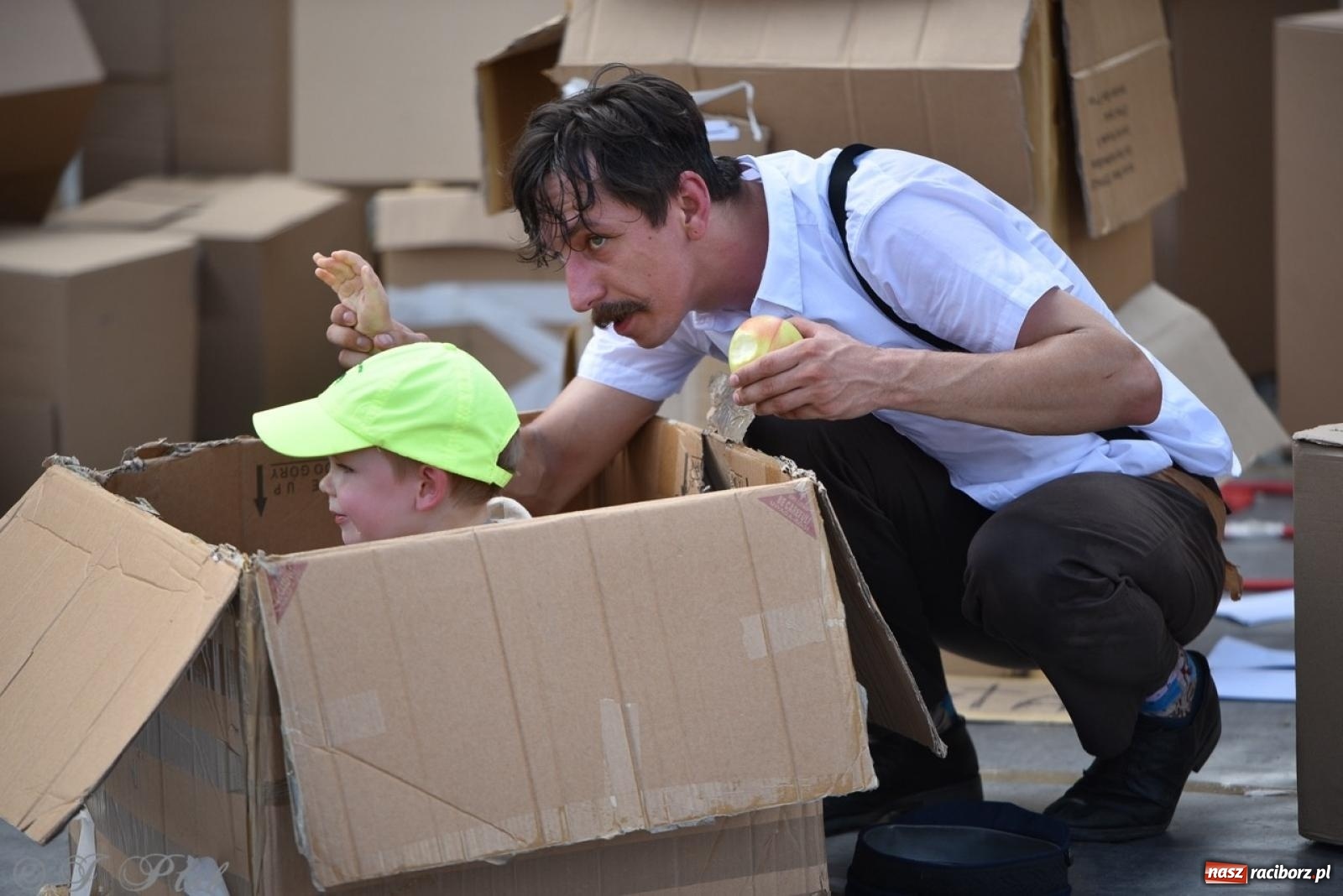 Zdjęcie w galerii na portalu naszraciborz.pl: Co to za cyrki? Spektakl na raciborskim Rynku wiadomości z regionu