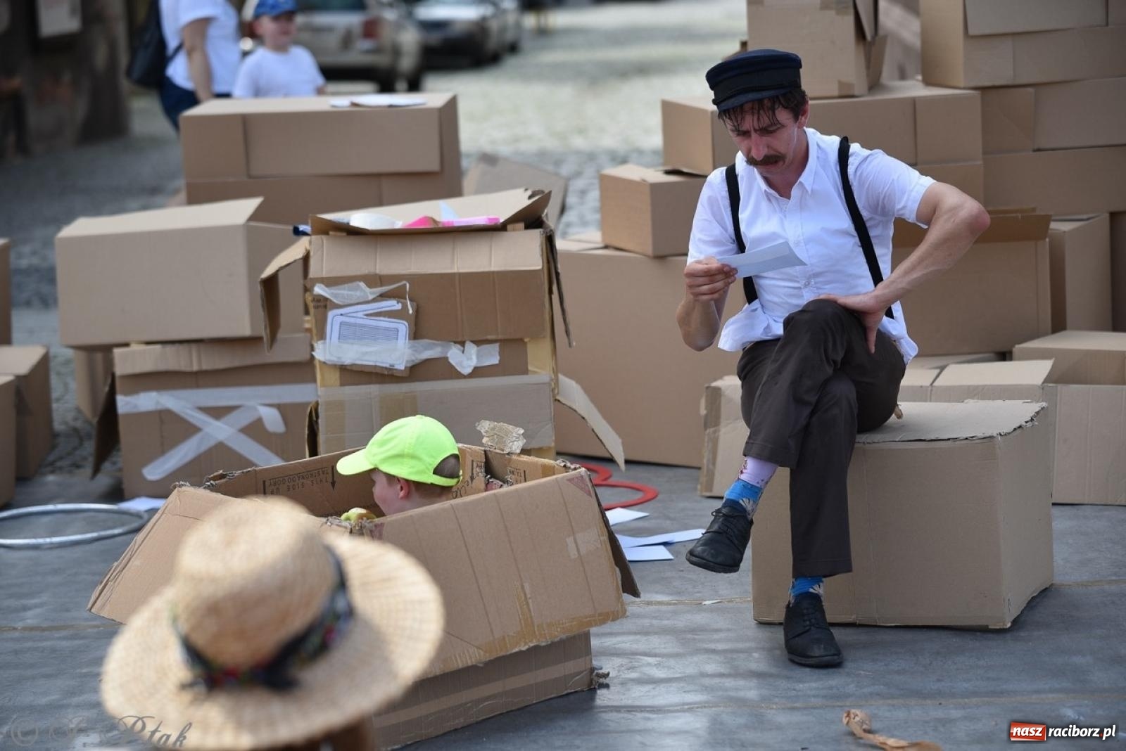 Zdjęcie w galerii na portalu naszraciborz.pl: Co to za cyrki? Spektakl na raciborskim Rynku wiadomości z regionu