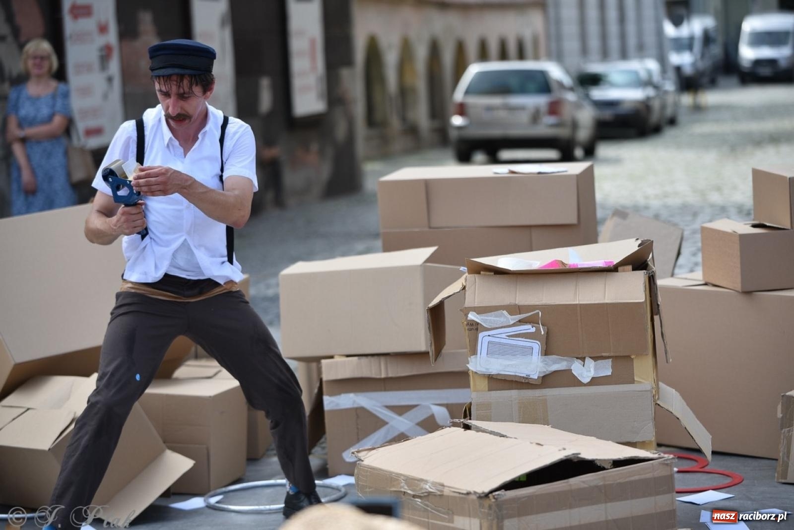 Zdjęcie w galerii na portalu naszraciborz.pl: Co to za cyrki? Spektakl na raciborskim Rynku wiadomości z regionu
